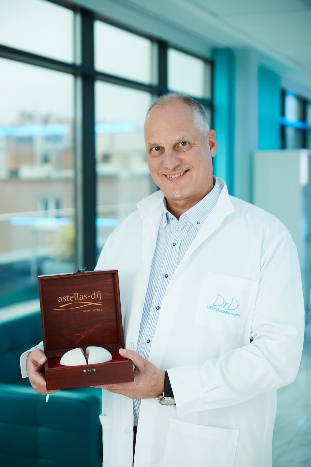 Dr Debreczeni Béla Zoltán az év orvosa 2014 díjjal Dr Debreczeni Béla Zoltán az év orvosa 2014 díjjal